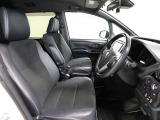 ゆったり室内で運転もしやすいです♪使い勝手の良い配置も考えられています!!