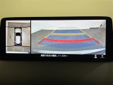 【360&deg;ビュー・モニター】まるでクルマを真上から見下ろしたかのような視点で駐車をサポートします!クルマの斜め後ろや真横など、前後左右の4つのカメラの映像が合成されて、モニターに映し出されます。