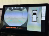 パノラミックビューモニターシステムが付いているので車の上から見た映像が確認できますよ。 一目で車両周辺の情報を確認できますが、直接安全をご確認下さい。