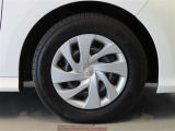 純正のスチールホイール+ホイールキャップ装着車です。