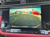 シフトレバーを「R」にすると、後方の映像をモニターにカラーで表示するから、今までみえなかった低い位置の障害物を映像で確認しながらバック出来ますよ!