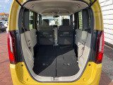 普段のお買い物や通勤、送迎等に十分な荷室スペースを確保しております。セカンドシートを倒すと、大きな荷物の積載も可能です♪
