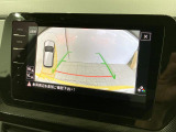 ギアをリバースに入れると車両後方の映像を映し出します。画面にはガイドラインが表示され、車庫入れや縦列駐車などの際に安全確認をサポートします。