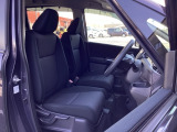 フロントは広々セパレートシート、運転席は、高さを調整できるハイトアジャスター付きです。