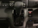 CVT車のセレクトレバーです。低速から高速まで、変速ショックのないスムーズな走りと、エンジン効率のよい領域を維持して燃費にも貢献します。サイドブレーキはスイッチ操作の電子制御パーキングブレーキです。