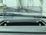 【ヘッドアップディスプレイ】運転席の視線上に車速などを表示してくれるので視線移動や、焦点の調整が軽減されます☆
