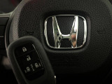【Hondaスマートキー】カバンやポケットに入れたままでもドアの施錠・解錠が可能なスマートキーを装備。エンジンのオン・オフ時もカギを取り出す必要が無いからとっても便利です♪