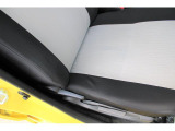 乗り降りする機会が多い運転席シートの座面・サイド部のアップ写真、ご検討の際の参考にしてください