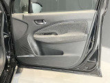 全席パワーウィンドウ付です。ドアの内側にも収納スペースやドリンクスペースがあってとっても便利。