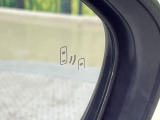 【ブラインドスポットモニター】走行中、ドアミラーの死角になりやすい箇所に後続車が接近するとサイドミラーのレンズに警告を表示!ドライバーに注意喚起をしてくれます。