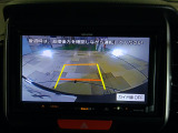 バックカメラの画像です。ガイドラインがスムースな車庫入れをサポートいたします。車庫入れの安心感がアップしますね。