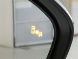 隣車線を走る車両をレーダーで検知し、ドアミラーでは確認しにくい後側方エリアに存在する車両に加え、急接近してくる車両も検知します。車両を検知するとドアミラーに搭載されたLEDインジケーターが点灯します。
