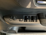 電動格納式リモコンドアミラーと、パワーウィンドウスイッチ等は運転席ドアにあります。