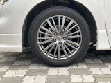 純正アルミホイール。タイヤサイズは225/55R18です。