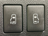 【両側パワースライドドア】スマートキーや運転席のスイッチで後席両側スライドドアの開閉が可能♪電動だから力を入れてドアを開ける必要が無く、小さなお子様でも簡単に開け閉めでき快適です♪