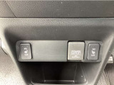 シートヒーター装備。雨の日や早朝の冷えた社内でも座面を温めてくれる快適な装備です。温度は2段階で調節可能。