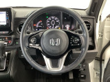 【ハンドル】運転にかかわる様々な操作を安全に行えるように視点移動が少なく操作性に配慮されたスイッチ類が凝縮されたコックピットです。