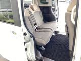スライドドアだから、隣の車との距離が近い駐車場でも安心。チャイルドシートへの乗せ降ろしや、大きな荷物の積み込みもストレスなく行えます。