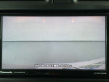 【バックカメラ】駐車時に後方がリアルタイム映像で確認できます。大型商業施設や立体駐車場での駐車時や夜間のバック時に大活躍!運転スキルに関わらず今や必須となった装備のひとつです!