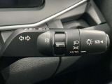 【オートライト】車のセンサーが周囲の明るさを感知し、自動でヘッドライトを点灯・消灯する機能です。この機能は夕暮れ時の交通事故が多い時間帯の安全性を高めてくれます。