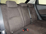 広いとは言えませんが3名乗車できるセカンドシートです。