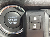 【キーレススタートシステム】カバンやポケットに入れたままでもドアの施錠・解錠が可能なスマートキーを装備。エンジンのオン・オフ時もカギを取り出す必要が無いからとっても便利です♪
