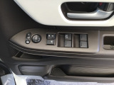 運転席ドアには、ドアミラーの角度調整スイッチとパワーウインドウスイッチを配置。手元で直感的に操作でき、運転中の使い勝手を高めています。