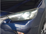 【LEDヘッドライト】悪天候や夜間走行時も良好な視界を確保し安心して運転できる高輝度LEDヘッドライトを装備。明るい上に点灯速度が早く消費電力も抑えられています。