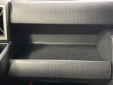 助手席側のインパネトレイは大きくてボックスティッシュも置けます!