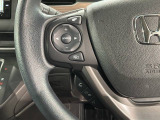 ステアリングにオーディオ操作スイッチが付いています。オーディオ画面に直接タッチしなくても操作が出来ますので、運転に集中できます。