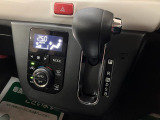 シフトレバーはインパネシフトを採用。足元が広がり、ゆったり使えます♪