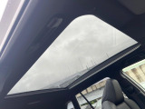 【パノラマルーフ】大型のガラスルーフ搭載で車内の解放感が一気にアップ!開放的なドライブをお楽しみいただけます。
