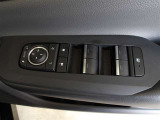 パワーウィンドウスイッチで運転席から全席の窓の開閉ができます。