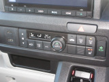 エアコンはオートエアコンでお好みの温度調整が出来、オールシーズン快適にドライブできます!運転席の座面に2段階調節のシートヒーターを内蔵。身体を直接温めることができます。