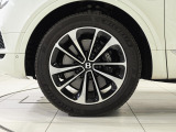 Mulliner ドライビングスペック (22インチダイレクショナルホィール) - ブラックペイント&ポリッシュ仕上げ