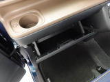 グローブボックスは手前に引くタイプ。収納がシンプルだから、整頓すると使いやすさが一気に上がります。