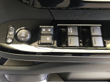 運転席ドアには、ドアミラーの角度調整スイッチとパワーウインドウスイッチを配置。手元で直感的に操作でき、運転中の使い勝手を高めています。