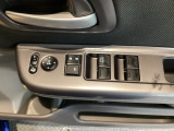 電動格納式リモコンドアミラーと、パワーウィンドウスイッチ等は運転席ドアにあります。
