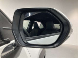ブラインドスポットモニター(BSM)を装備しています。隣を走る車両が死角に入るとミラー内LEDインジケーターが点灯。さらに、ウィンカーを出すとインジケーターが光って点滅して注意を促してくれます。