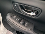 運転席ドアには、2名分のドライビングポジションを記憶できるメモリースイッチを装備。乗るたびにシート位置を簡単に呼び出せます。