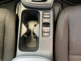 停車中にブレーキペダルを踏み続けなくてもブレーキ保持ができるオートマチックブレーキホールド機能もついております。運転席からも助手席からも自由に使えるドリンクホルダー付。