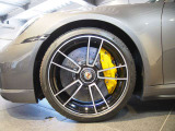 20/21インチ 911 Turbo S ホイールフロント: 9 J x 20 インチホイール + 255/35 ZR 20 タイヤ リア: 11.5 J x 21 インチホイール + 315/30 ZR 21 タイヤ