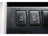 スライドドアの開閉は、ドアハンドルはもちろん運転席からのスイッチ操作でも可能です。お子様の送迎時の乗り降りも一段と楽になります。