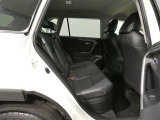 後部座席も広々とした空間で快適に過ごせます