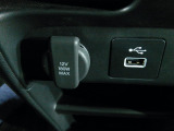 12V電源ソケットを設置しております。周辺機器の充電にご利用頂けます。便利なUSBジャックも付いています。