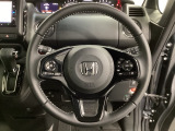 ハンドルにHondaセンシング系のクルーズコントロールやレーンキープアシストなどのスイッチと、オーディオの操作スイッチが装備されています。ハンドルから手を離さず安全に操作できます。