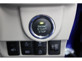 キーレスアクセス&プッシュスタート。アクセスキーを携帯していればドアのロック/アンロックはドアンの部に触れるだけでOK。エンジンスタートはこのボタンをワンプッシュ。