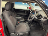 『シートは使用感も少なく良好なコンディションを保っております!長距離にも疲れにくい造りとなってます。ご旅行や友人とのドライブにも最適です!その他、気になる箇所がありましたらお気軽に申し付下さい!』