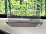 【ヘッドアップディスプレイ】現在の速度や走行情報をデジタル表示で運転席前方のガラスに投影!運転中、目線をずらさず必要な情報を確認できるのでとっても便利で安心!