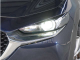 【LEDヘッドライト】悪天候や夜間走行時も良好な視界を確保し安心して運転できる高輝度LEDヘッドライトを装備。明るい上に点灯速度が早く消費電力も抑えられています。